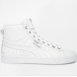Women’s white Puma high top sneakers 👟